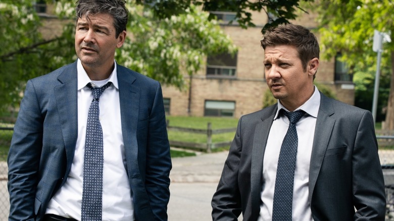 Kyle Chandler's Mitch dan Jeremy Renner Mike McClusky mengenakan setelan Walikota Kingstown