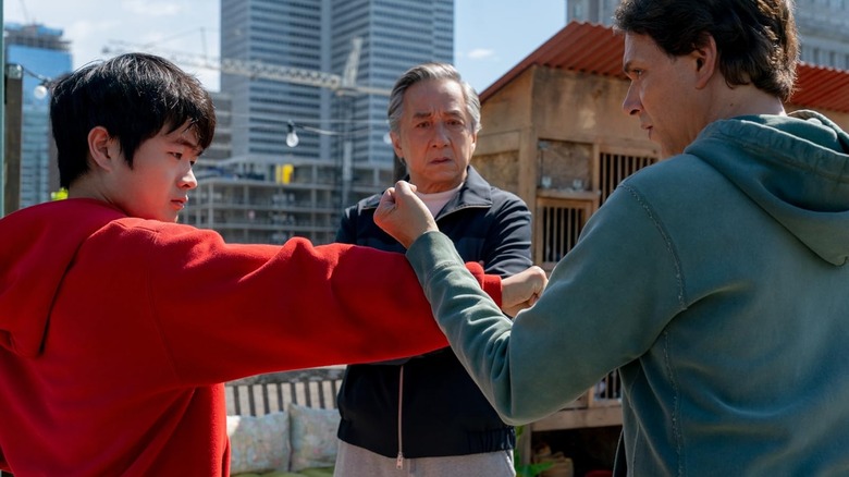 Li Fong dan Daniel Larusso Berlatih Karate Sementara Mr. Han menonton di Karate Kid: Legends