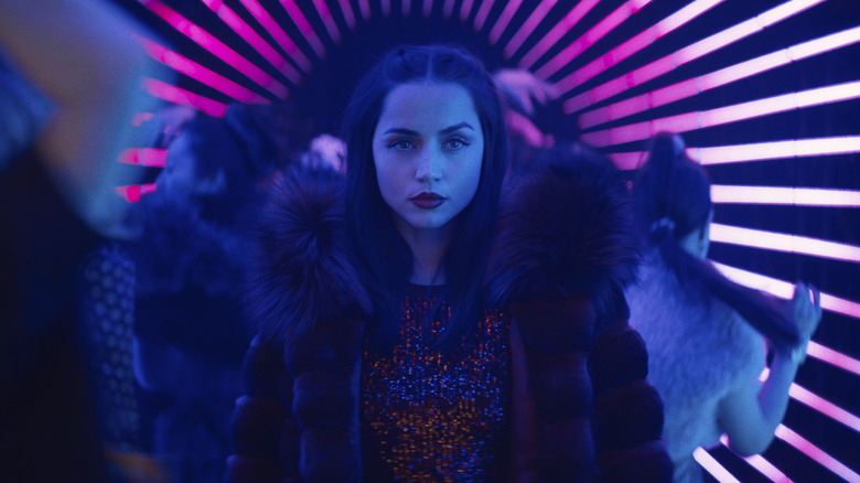 Eve berjalan melalui klub neon-lit di Ballerina