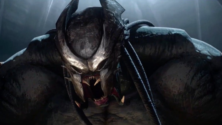 A Helmeted Yautja berteriak tangisan pertempuran di Predator: Killer of Killers