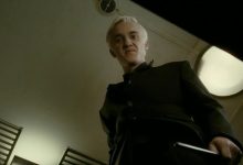 Tom Felton sebagai Draco Malfoy melotot ke bawah di Harry Potter dan pangeran setengah berdarah