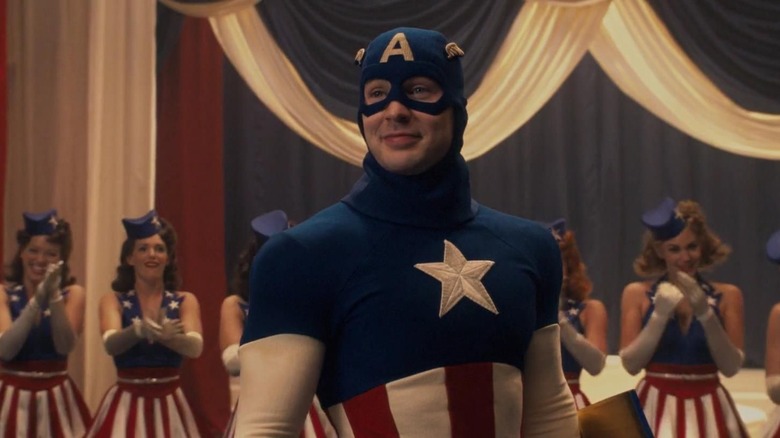 Captain America di atas panggung di Captain America: The First Avenger