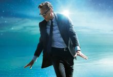 Tom Hiddleston sebagai Charles Krantz menari di poster untuk kehidupan Chuck