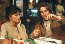 Di tengah restoran, Jack (Henry Winkler) mengangkat cacing, memicu tampilan yang bingung dan peduli dari Carol (Sally Field) dalam sebuah adegan dari film Heroes