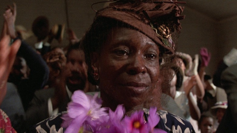 Whoopi goldberg sebagai celie menghadiri gereja dalam warna ungu