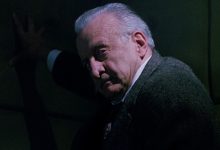 Kinderman berdiri di sel gelap di Exorcist III