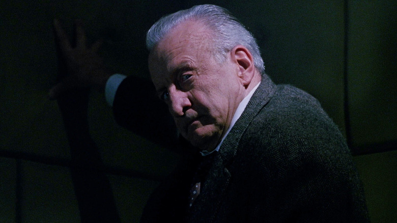 Kinderman berdiri di sel gelap di Exorcist III