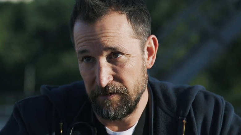 Dr. Michael Robinavitch dari Noah Wyle melihat ke kanan di Pitt