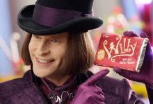 Willy mengangkat cokelat telanjang di film epik film.