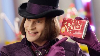 Willy mengangkat cokelat telanjang di film epik film.