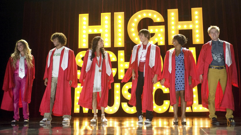 Dari kiri: Sharpay Evans, Chad Danforth, Gabriella Montez, Troy Bolton, Taylor McKessie, Ryan Evans