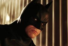 Batman Christian Bale melihat ke kejauhan di Batman Begins