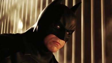 Batman Christian Bale melihat ke kejauhan di Batman Begins
