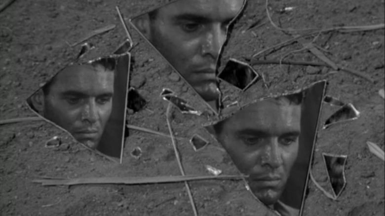 Wajah seorang pria yang sedih tercermin dalam tiga pecahan cermin yang rusak dalam episode The Twilight Zone.