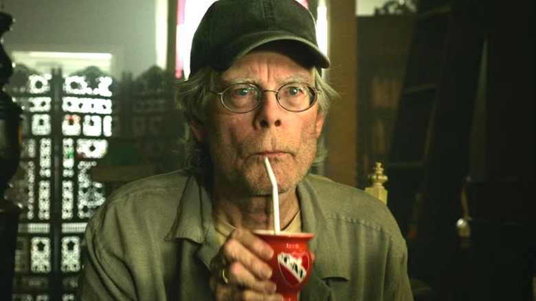 Stephen King muncul dalam peran cameo di dalamnya Bab Dua
