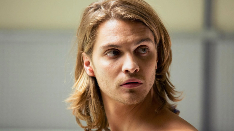 Luke Grimes menatap James Kent pada Darah Sejati