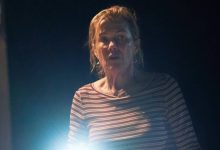 Verity melambaikan senter di The Survivors