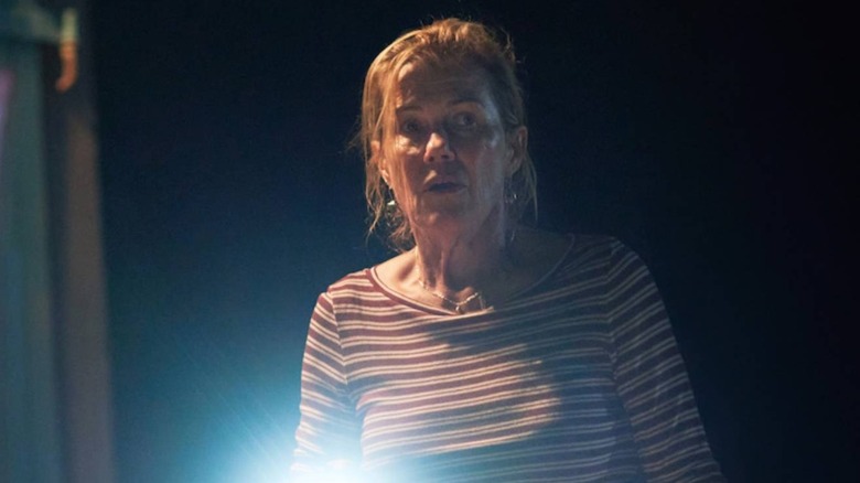 Verity melambaikan senter di The Survivors