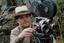 Jack Black as Carl Denham menangkap rekaman Pulau Skull di King Kong (2005)