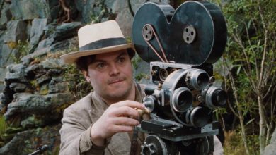 Jack Black as Carl Denham menangkap rekaman Pulau Skull di King Kong (2005)