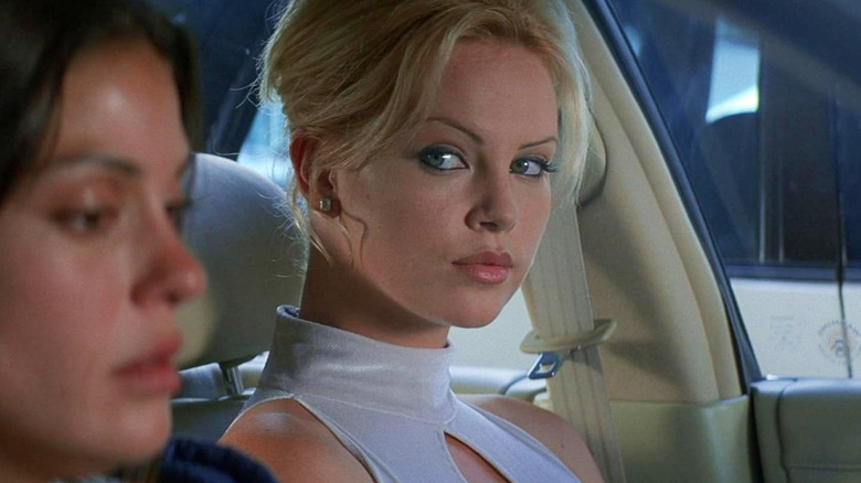 Charlize Theron sebagai Helga duduk di sebelah Teri Hatcher sebagai Becky di dalam mobil dalam 2 hari di lembah
