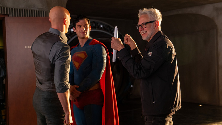 Nicholas Hoult sebagai Lex Luthor, David Corenswet sebagai Superman, dan sutradara James Gunn di set Superman