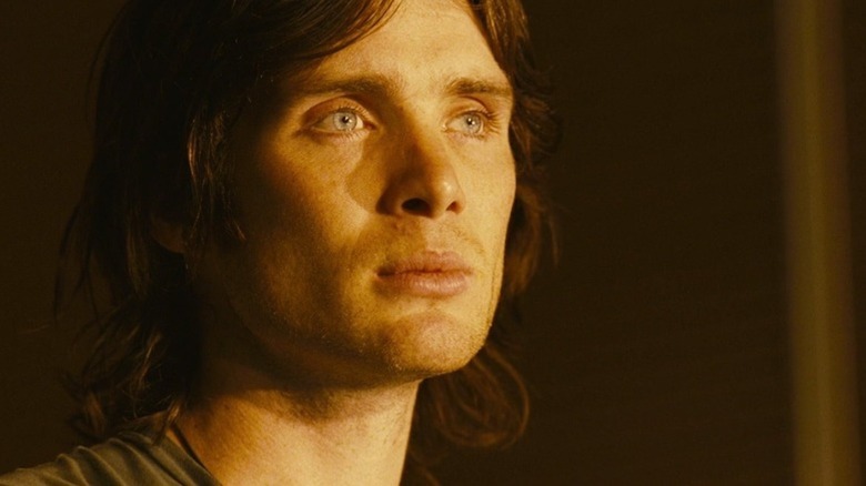 Cillian Murphy As Robert Capa Melihat ke luar angkasa di bawah sinar matahari
