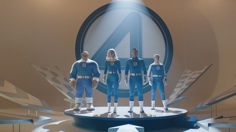 Ben Grimm, Sue Storm, Reed Richards, dan Johnny Storm berkumpul di atas panggung dalam sorotan di Fantastic Four: First Steps First