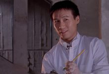 BD Wong sebagai Dr. Henry Wu memegang papan klip dan pensil di lab di Jurassic Park