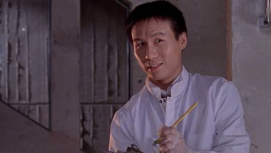 BD Wong sebagai Dr. Henry Wu memegang papan klip dan pensil di lab di Jurassic Park