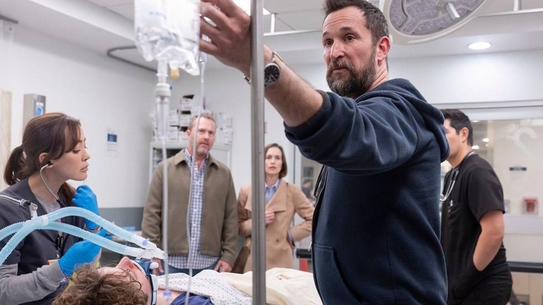 Robby menyesuaikan tetesan cairan dengan dokter dan pasien di Pitt