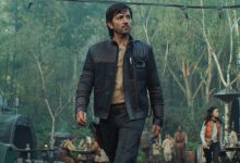 Diego Luna sebagai Cassian Andor berjalan melalui Pangkalan Pemberontak Yavin di akhir Andor Season 2