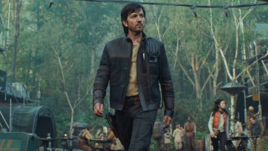 Diego Luna sebagai Cassian Andor berjalan melalui Pangkalan Pemberontak Yavin di akhir Andor Season 2