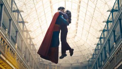 Superman dan Lois berbagi ciuman terbang di Superman