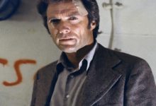 Kotor Harry Callahan dengan perban di dahinya di Magnum Force.