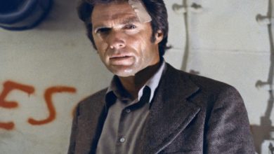 Kotor Harry Callahan dengan perban di dahinya di Magnum Force.