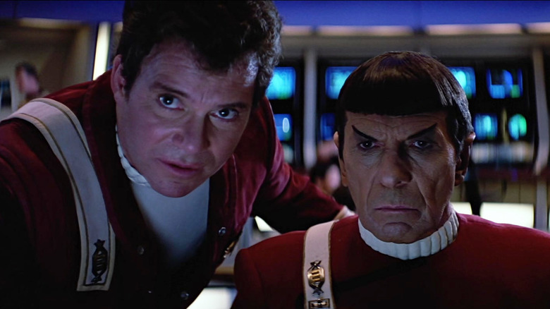 Kapten Kirk dan Spock tampak prihatin dengan Star Trek V: Perbatasan terakhir