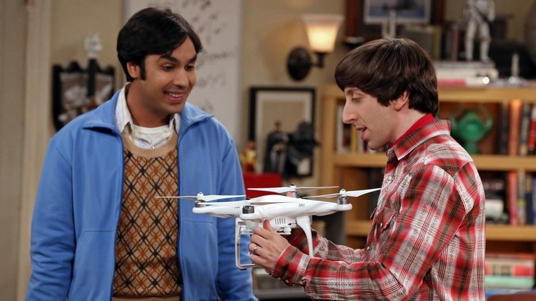 Kunal Nayyar Raj Koothappali dan Howard Wolowitz dari Simon Helberg dengan drone pada teori Big Bang