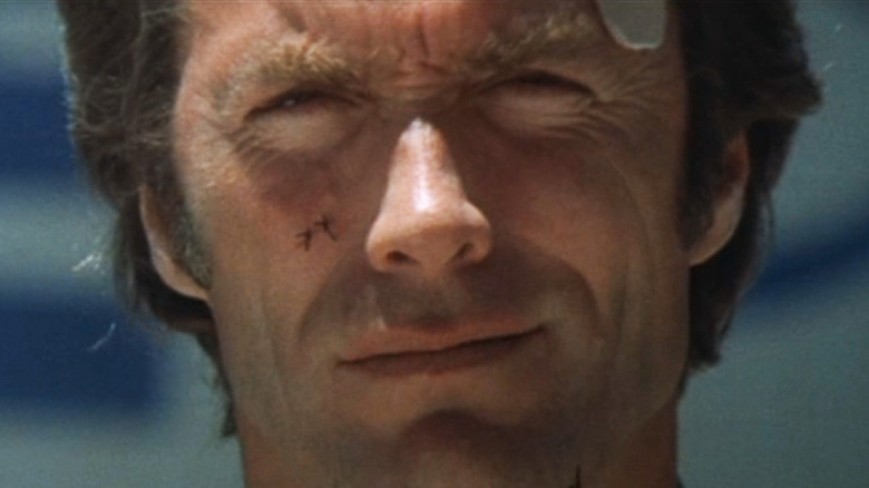 Harry Callahan dari Clint Eastwood terlihat dalam jarak dekat di Magnum Force