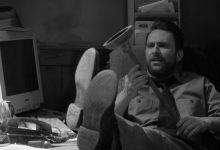 Charlie Day sebagai Charlie Kelly memegang plunger di selalu cerah di Philadelphia