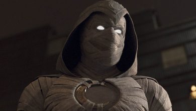 Ksatria bulan menghadap ke depan dengan kostum penuh