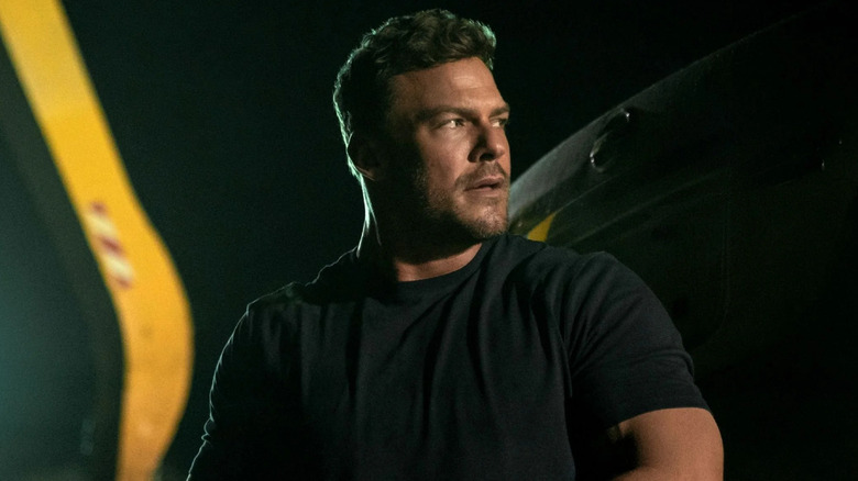 Alan Ritchson sebagai Jack Reacher yang terlihat prihatin