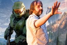Kepala Master dari Halo dan Peter Jackson berdiri bersebelahan dengan halo di latar belakang