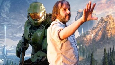Kepala Master dari Halo dan Peter Jackson berdiri bersebelahan dengan halo di latar belakang