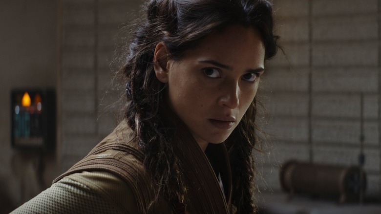 Adria Arjona sebagai Bix Cyen di tokonya di Andor Season 1
