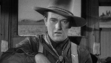 John Wayne's Henry menatap langsung, tampak berhantu, di Stagecoach