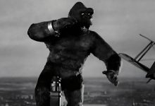 Kong berdiri di atas gedung pencakar langit