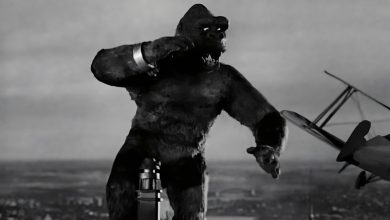 Kong berdiri di atas gedung pencakar langit