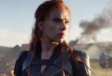 Natasha Romanoff (Scarlett Johansson) berdiri di depan asap di