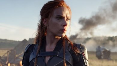Natasha Romanoff (Scarlett Johansson) berdiri di depan asap di